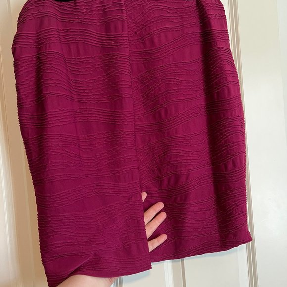Knee-length wine colored skirt with back slit - Picture 2 of 2